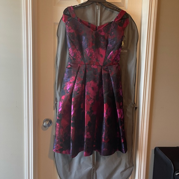 Maggy London dress from Nordstrom. Great for weddings, photoshoots/parties - Picture 4 of 5